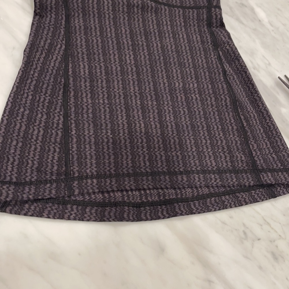 Lululemon Scoop Neck Tank Top built in sports bra size 4. - Picture 8 of 10